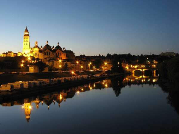 Périgueux : Explorez l'histoire, la culture et la gastronomie de la Dordogne.